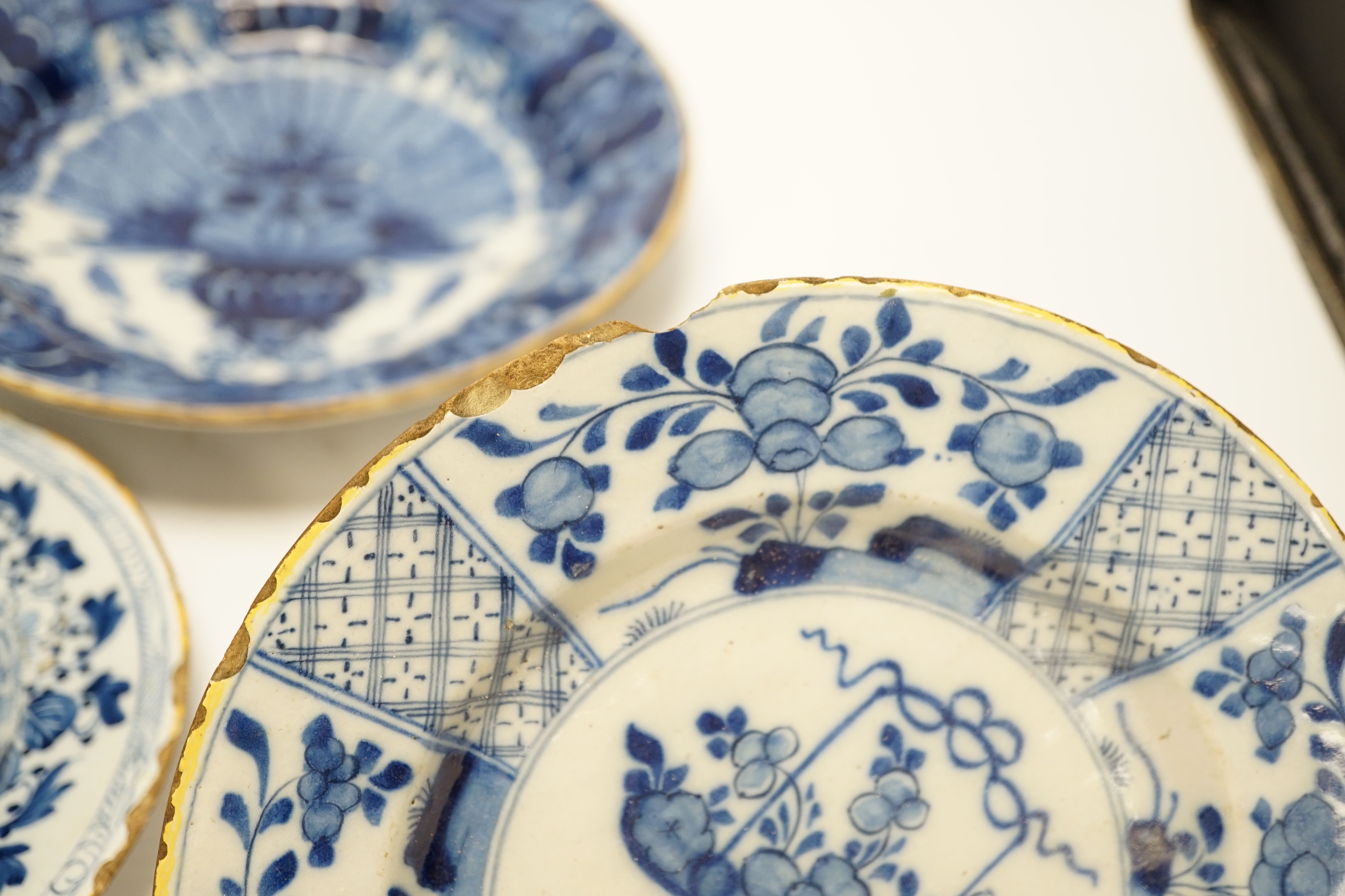 Three 18th century Delft blue and white floral dishes, 26cm in diameter